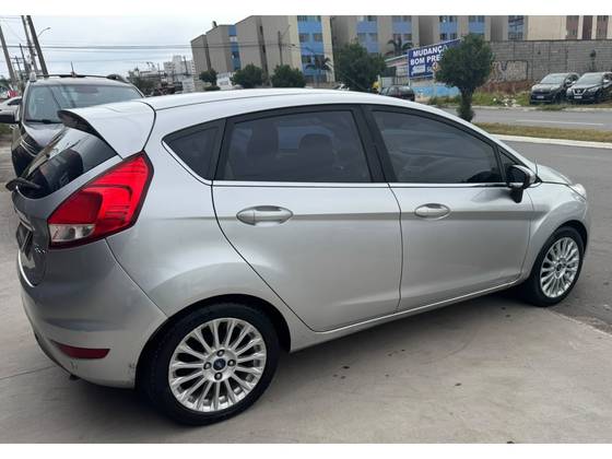 FORD FIESTA 1.6 TITANIUM HATCH 16V FLEX 4P AUTOMÁTICO FORD FIESTA 1.6 TITANIUM HATCH 16V FLEX 4P AUTOMÁTICO